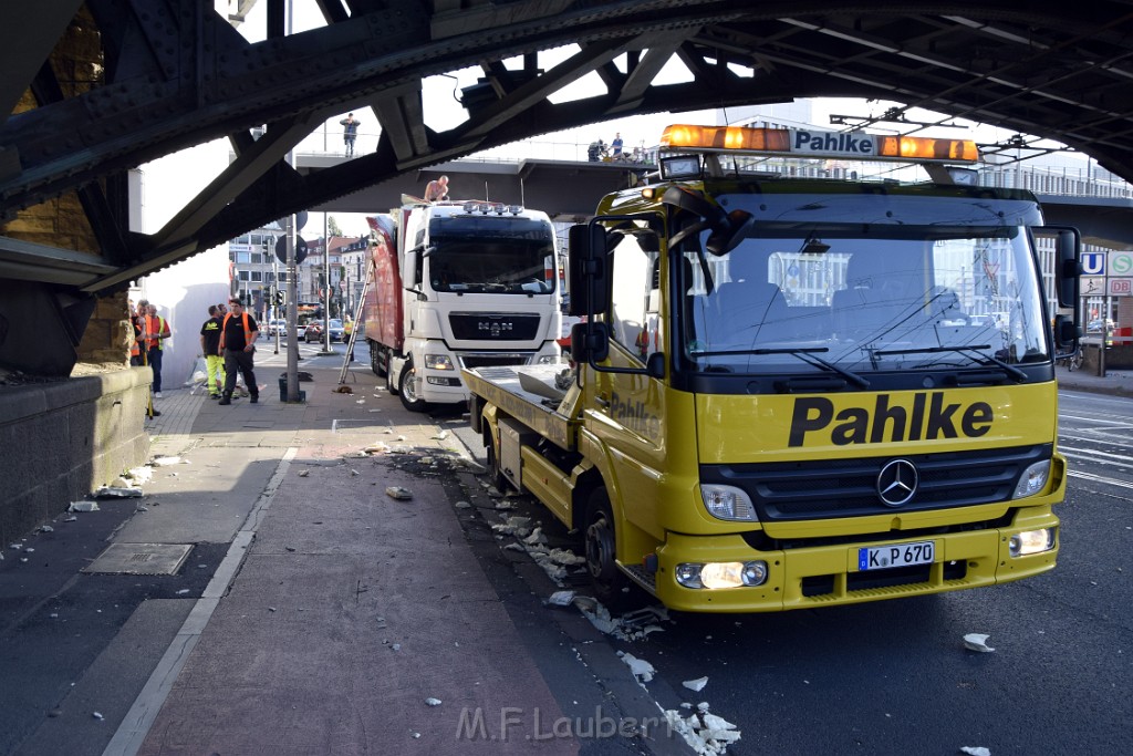 LKW blieb unter Bruecke haengen Koeln Deutz Opladenerstr Deutz Muelheimerstr P145.JPG - Miklos Laubert